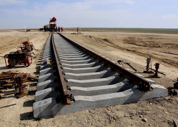 На станции Актогай появился паровоз-памятник