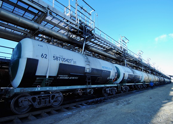 «КазМунайГаз» в октябре завезет 50 тысяч тонн бензина из России