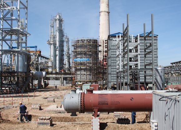 Переработка нефти на трех НПЗ за октябрь 2016 года